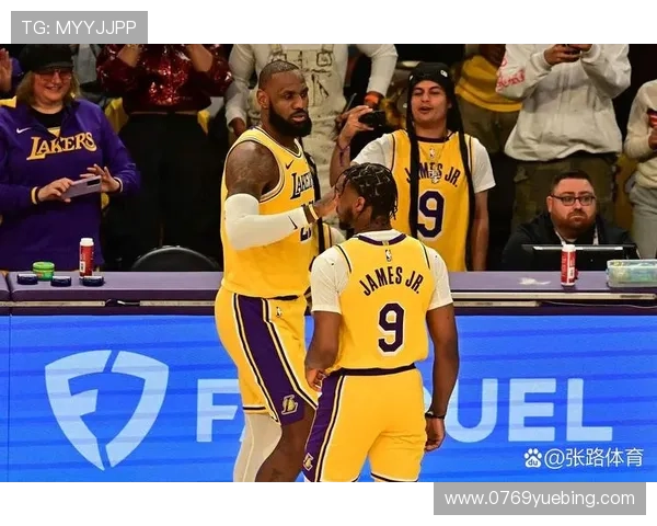 詹姆斯与布朗尼父子同台亮相常规赛揭幕战的历史时刻回顾