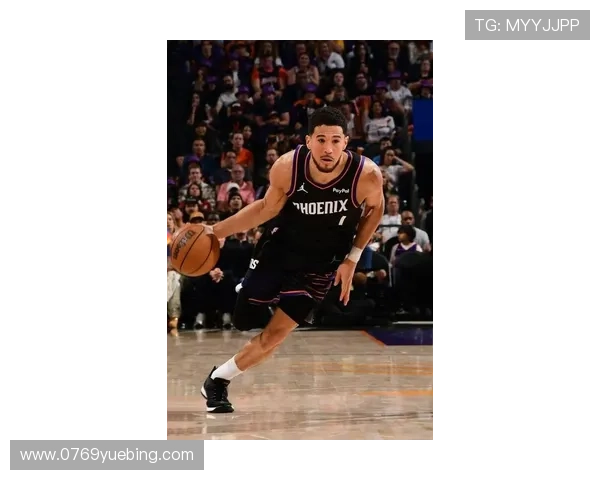 布克外线手感冰凉三分球失准却依然砍下27分助攻表现抢眼